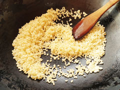 バターで炒めた生米。