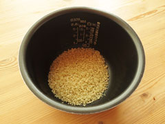 炊飯器の内釜に炒めた米を入れる。