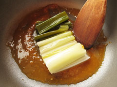 ぬた味噌の入った小鍋に蒸した長ネギを入れる。
