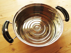 大鍋に水を張る。