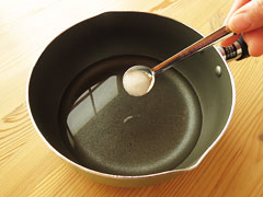 水の入った小鍋に塩を入れる。