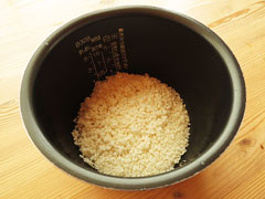 炊飯器の内釜に米を入れる。