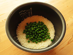 昆布を取り出したご飯にグリーンピースを入れる。