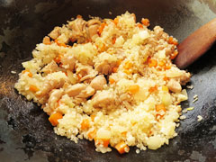 かき混ぜながら生米を炒める。