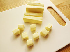 1cm角に切り分けたクリームチーズ。