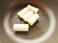 中火で熱した鍋に長ネギを入れる。