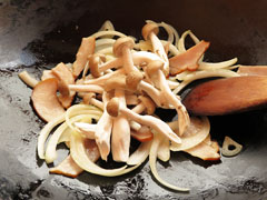 玉ねぎとベーコンを炒めているフライパンにしめじを入れる。