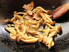ソースを作っているフライパンに、スパゲティの茹で汁をお玉半分ほど入れる。