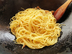 フライパンに茹で上がったスパゲッティを入れる。