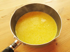 鍋に入ったかぼちゃスープ。