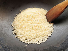 生米をフライパンに入れる。