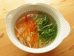 ボウルに入れた野菜を冷水にさらす。