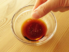 醤油と酢の入った小皿にほんだしをひとつまみ入れる。
