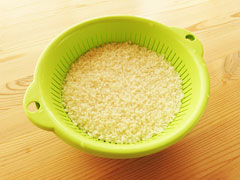 水で洗った米をざるに上げて水を切る。
