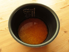 炊飯器の内釜に水を切った米と、調味料を合わせた水を入れる。