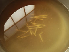 鍋にだし汁と生姜のせん切りを入れる。