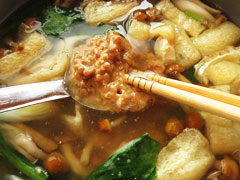 菜箸を使って納豆と味噌を溶く。