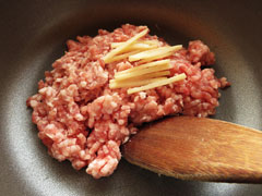 鍋に豚ひき肉とせん切り生姜を入れる。