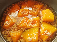 煮込んで煮汁の減ってきた、とろみの付いていないかぼちゃと豚ひき肉のそぼろ煮。