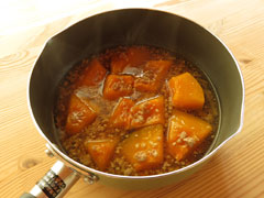 鍋に入ったとろみの付いていない、かぼちゃと豚ひき肉のそぼろ煮。