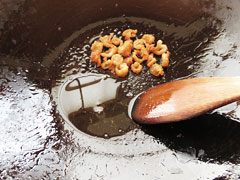 カリッとするまで鶏皮を炒め、にじみ出てきたチー油(鶏油)。