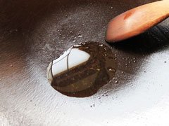 中華鍋にサラダ油大さじ1を入れる。