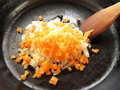 オリーブオイルを入れて弱火で熱したフライパンに、みじん切りにした玉ねぎとにんじんを入れる。