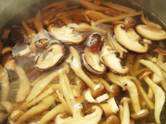 しいたけ、しめじ、えのきを煮込む。