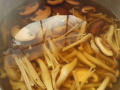 しいたけとしめじ、えのきを煮ている鍋に、醤油とみりん、塩を加える。