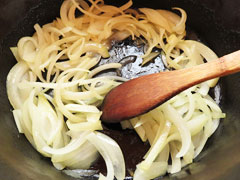 サラダ油を引いた鍋に玉ねぎを入れて炒める。