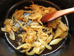 にんにくと生姜を加えた玉ねぎを炒める。
