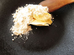 フライパンに薄力粉とバターを入れる。