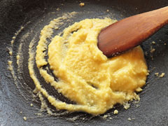 薄力粉とバターを炒める。