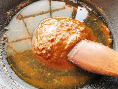 よく混ぜたカレールーに野菜と豚肉を煮込んでいるスープを注ぐ。