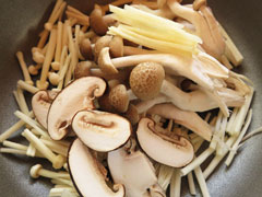 鍋に切り分けた椎茸とシメジ、えのき、生姜を入れる。