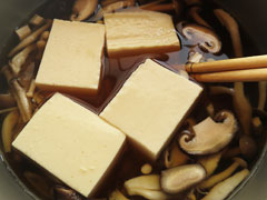 きのこを煮ている鍋に切り分けた豆腐を入れる。