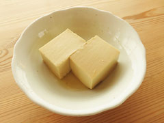 鍋から取り出した豆腐を器に盛り付ける。