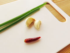 分量の目安。にんにく、万能ねぎ、鷹の爪。
