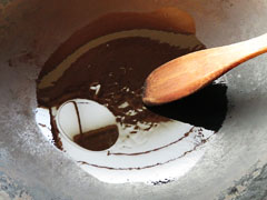 フライパンにごま油を引き、中火~中強火で熱する。