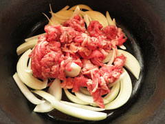 油を引いて熱した鍋に、牛肉とくし切りにした玉ねぎを入れる。