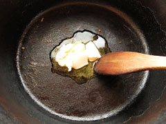 牛肉とくし切りにした玉ねぎを炒めた鍋に、バター20gを入れる。