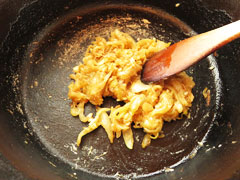 玉ねぎの繊維を崩すように練りながら炒める。