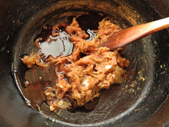 玉ねぎと小麦粉を炒めている鍋に、赤ワインを注ぐ。