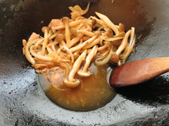 パスタソースの入ったフライパンにスパゲティのゆで汁を入れる。