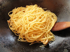 茹で上がったスパゲッティを入れる。