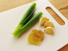臭み消し用の野菜。生姜の薄切りとにんにく、ネギの青いところ。