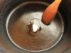 鍋にごま油とにんにくを入れる。
