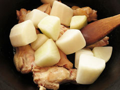 手羽元を炒めている鍋に大根を入れる。