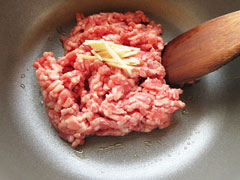 鍋に合い挽き肉と生姜を入れる。