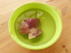 豚ハツを冷水にさらす。